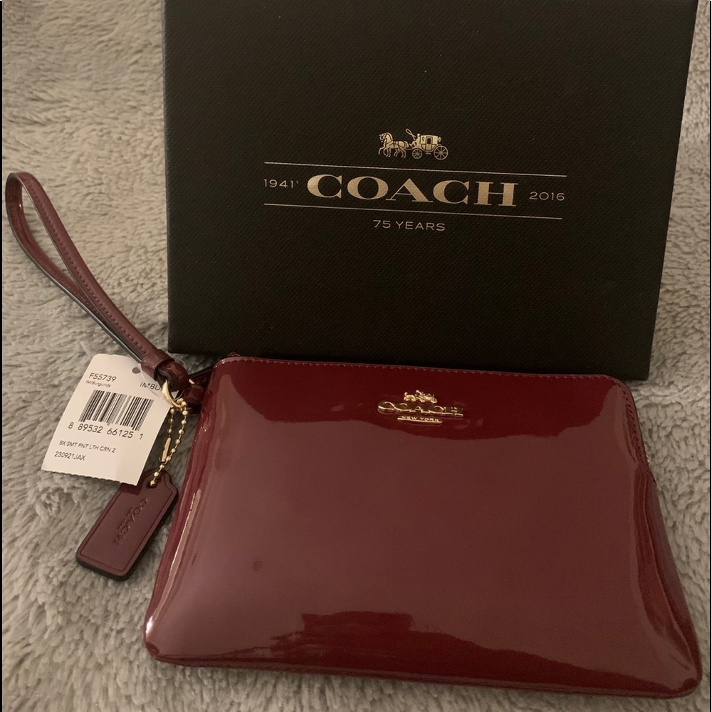 🔥🔥SALECoach Burgandy adorable wristlet 💯Genuine